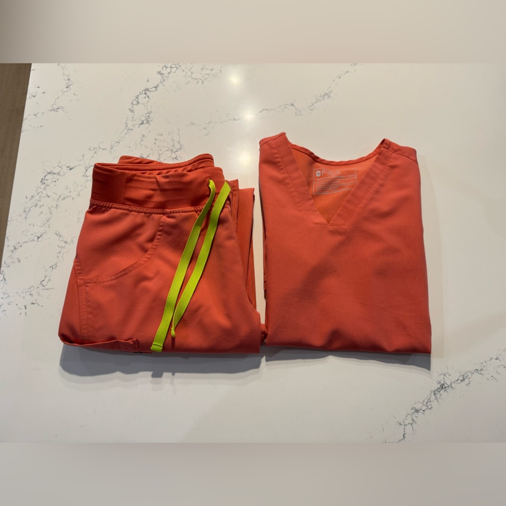 Figs Women’s Hot Coral Scrub Set-XXS Casma 3-pocket top&XS/tall Kade Cargo pant